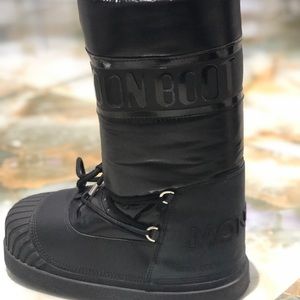 Moncler Moon Boots in Perfect condition! Used Once